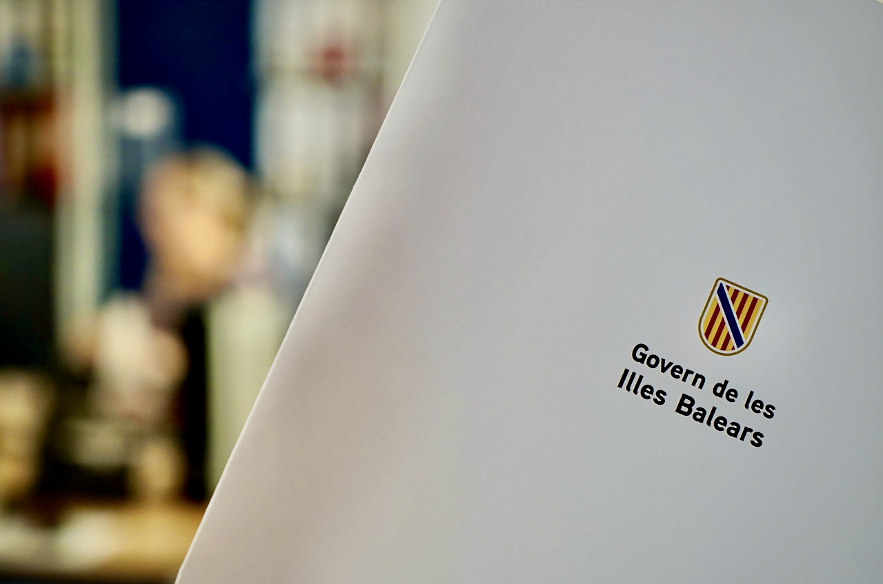 Carpeta amb la imatge institucional del Govern de les Illes Balears