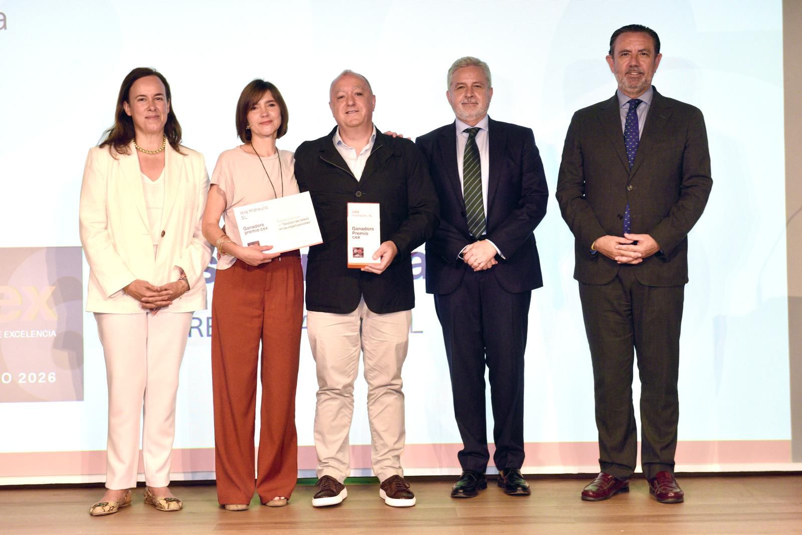 Els representants de l'empresa guardonada recullen el premi de mans de les autoritats.