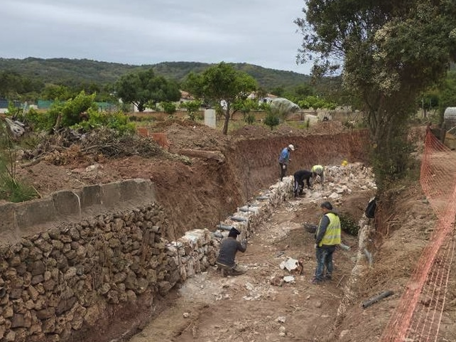 Operaris en el torrent del polígon de Ferreries.