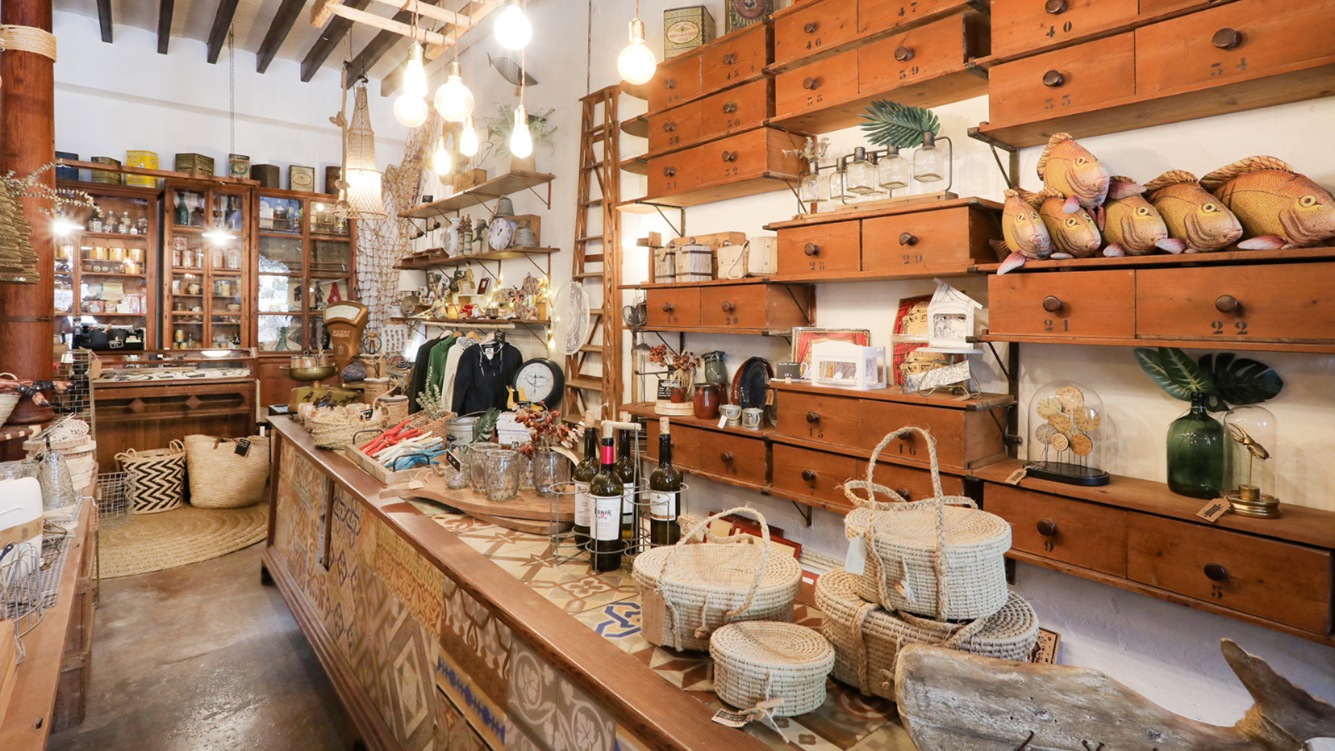 Interior d'un comerç local. 