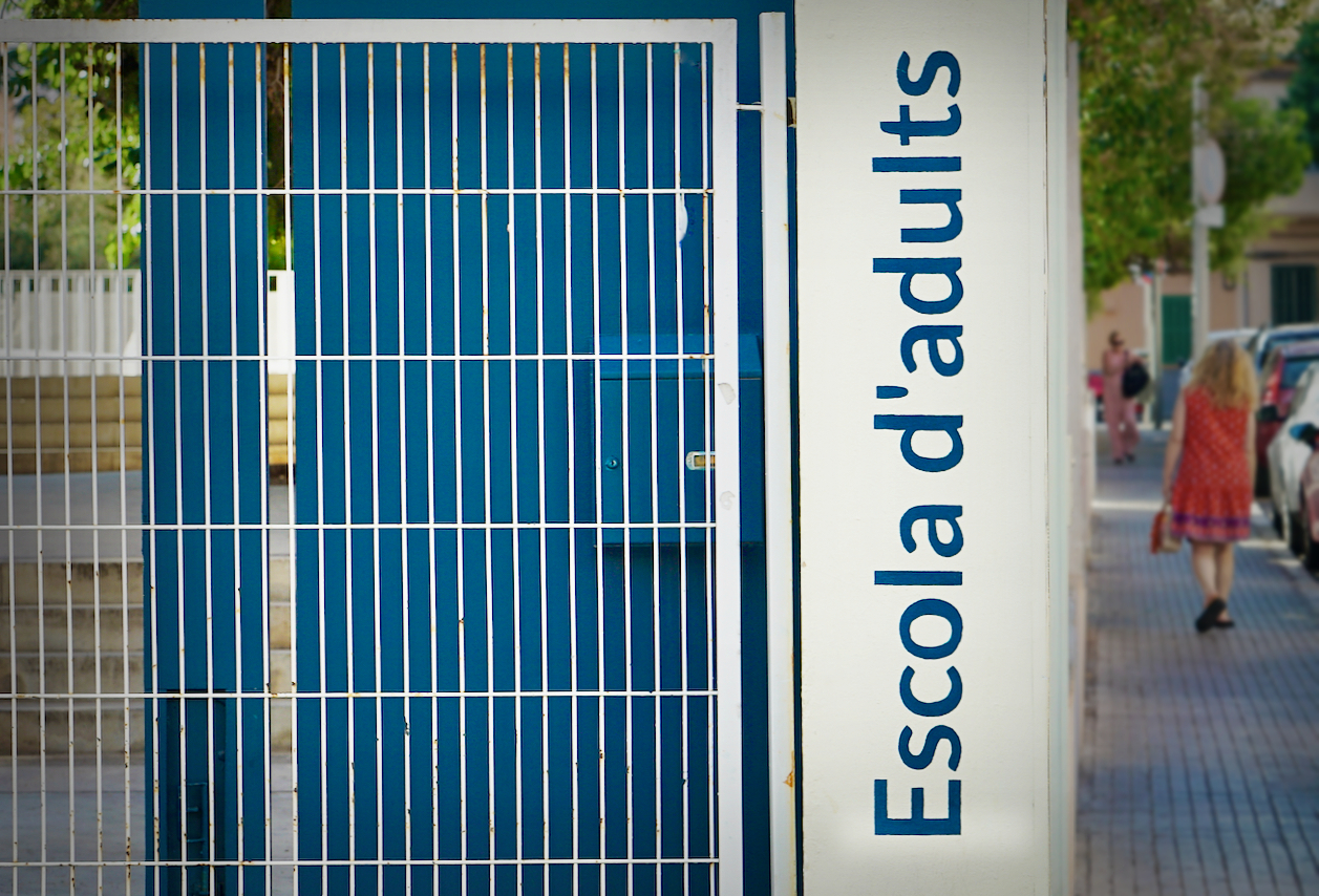 Entrada a una escola d'adults