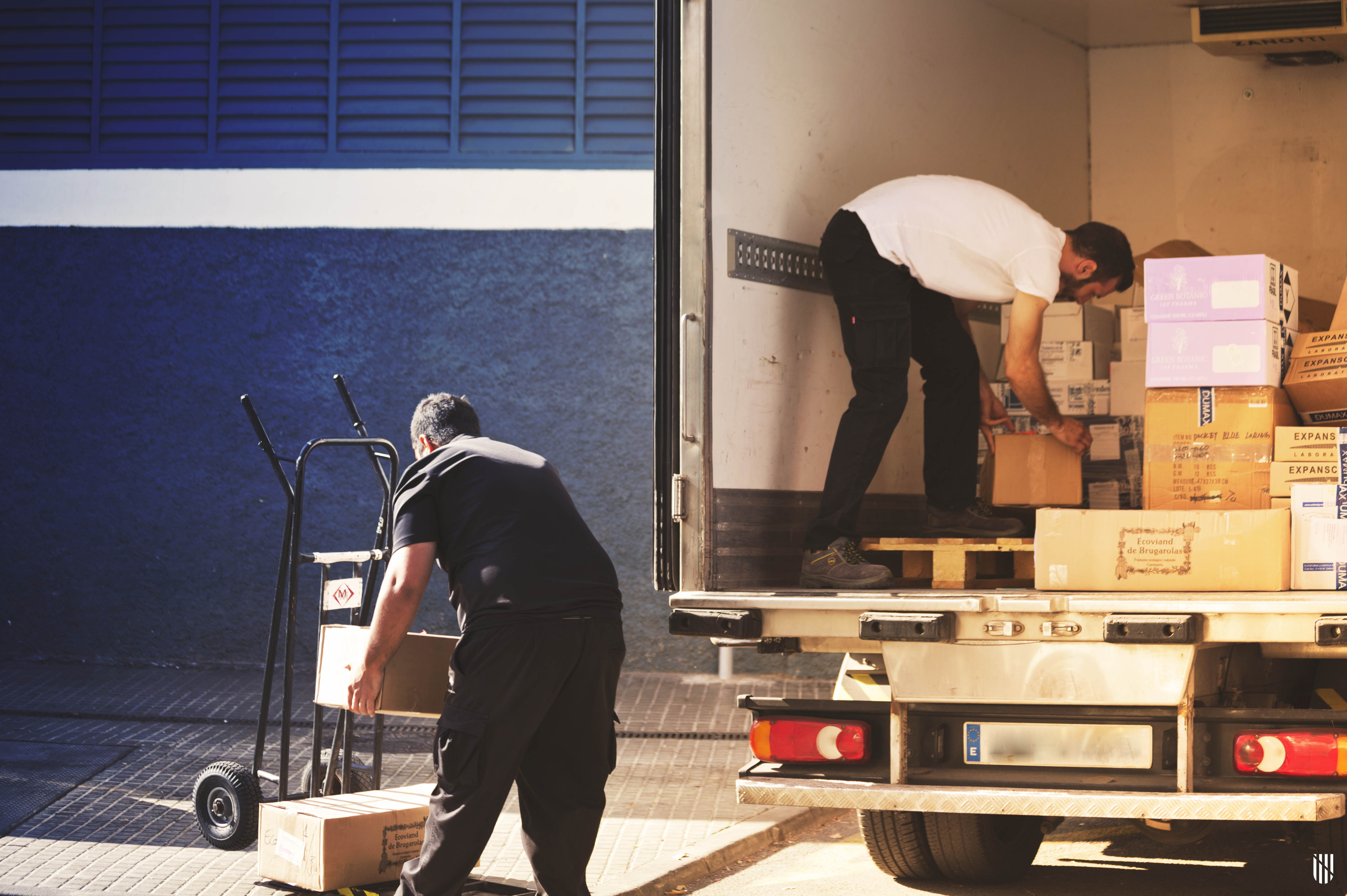 Dos treballadors de transport de mercaderies. 