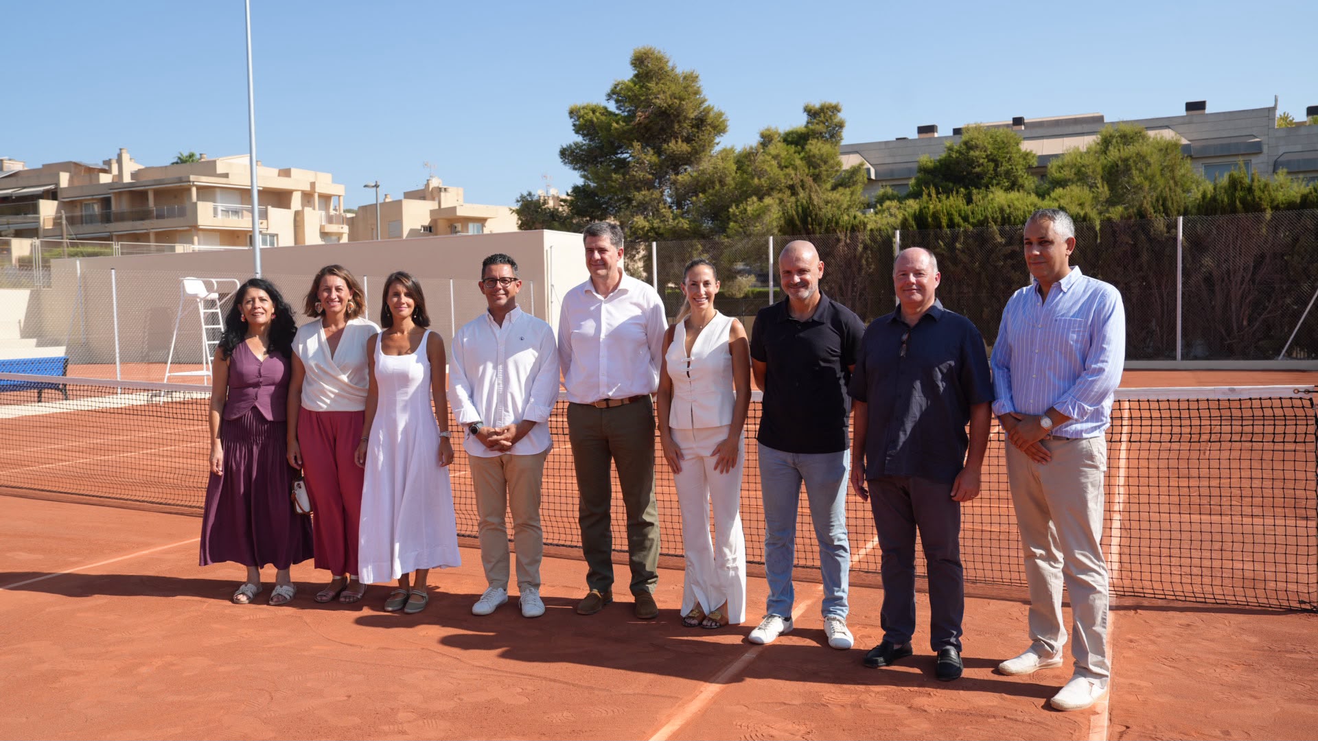 Fotografia de grup durant la presentació de les tres noves pistes de tennis. 