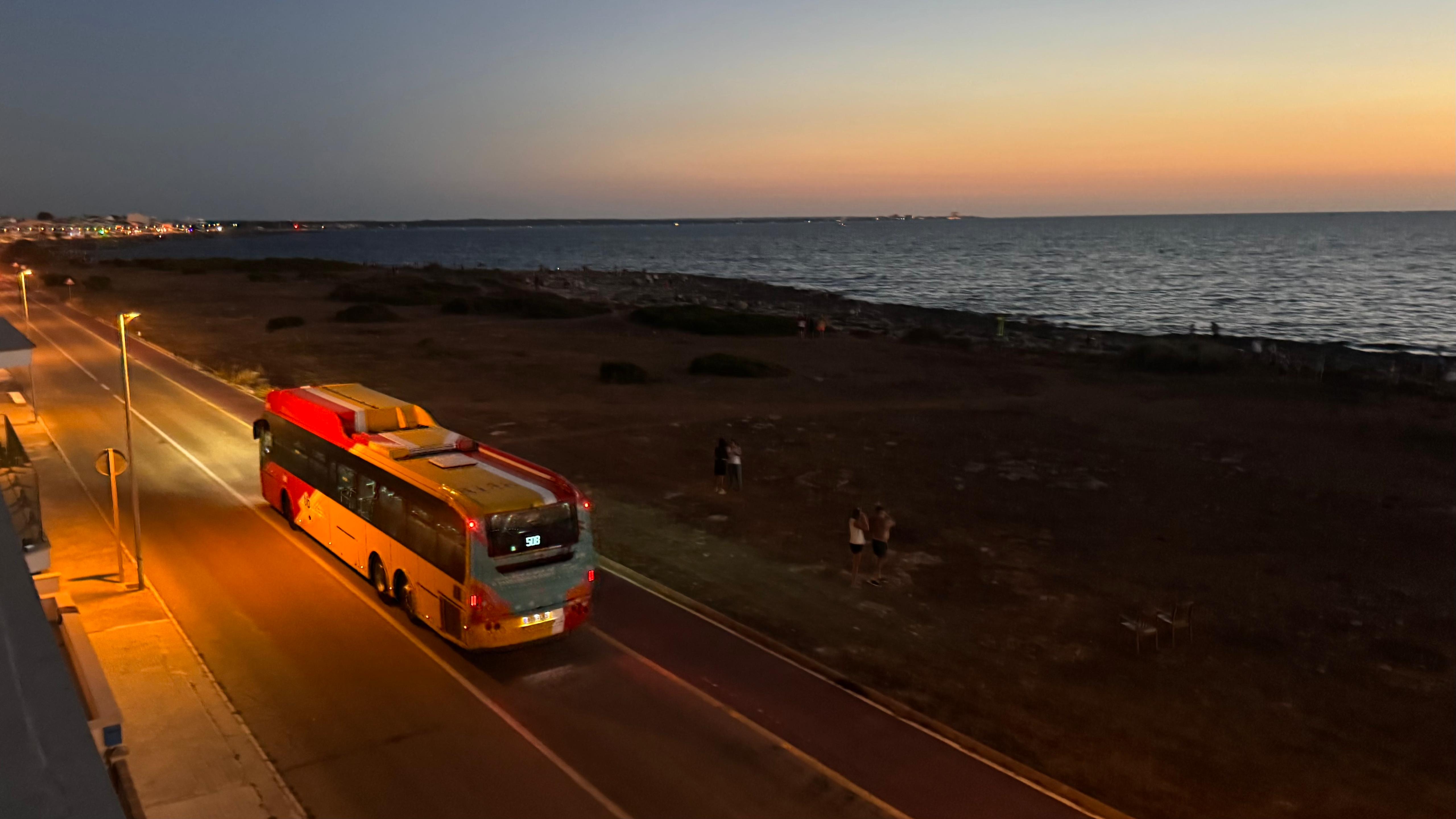  Un bus del TIB durant la jornada de l’eclipsi.