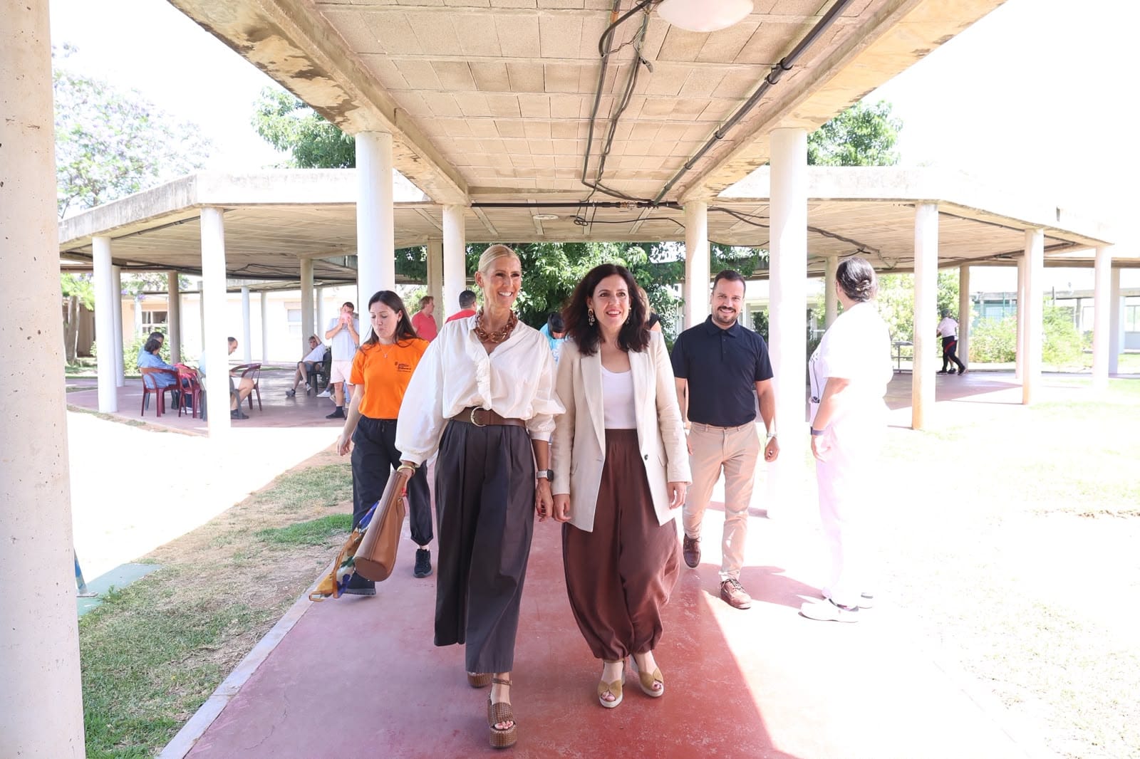 La consellera Sandra Fernández i la gerent de la Fundació, Sira Fiz, visiten la residència Son Tugores.