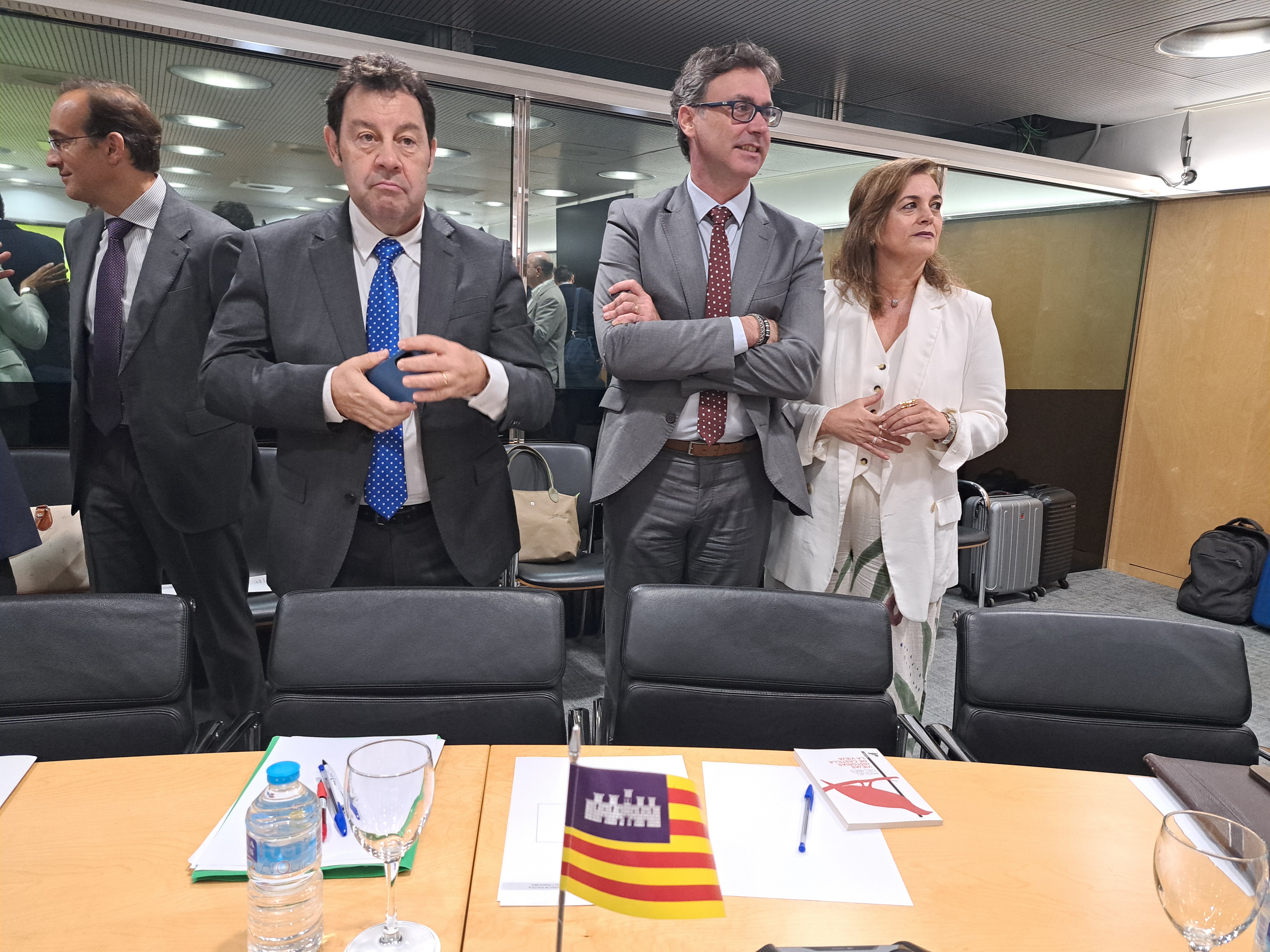 El vicepresident primer i conseller d'Economia, Hisenda i Innovació, Antoni Costa, el director general de Pressuposts i Finançament, Bartomeu Alcover, i la directora general del Tresor, Política Financera i Patrimoni, Susana Pérez.