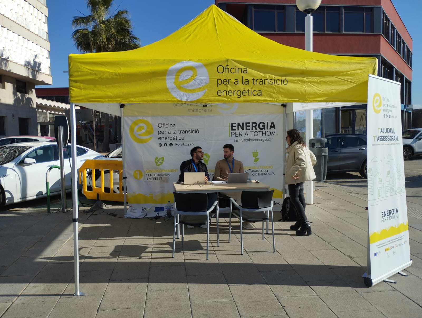 Una oficina itinerant de l'OTEIB en un espai públic. 