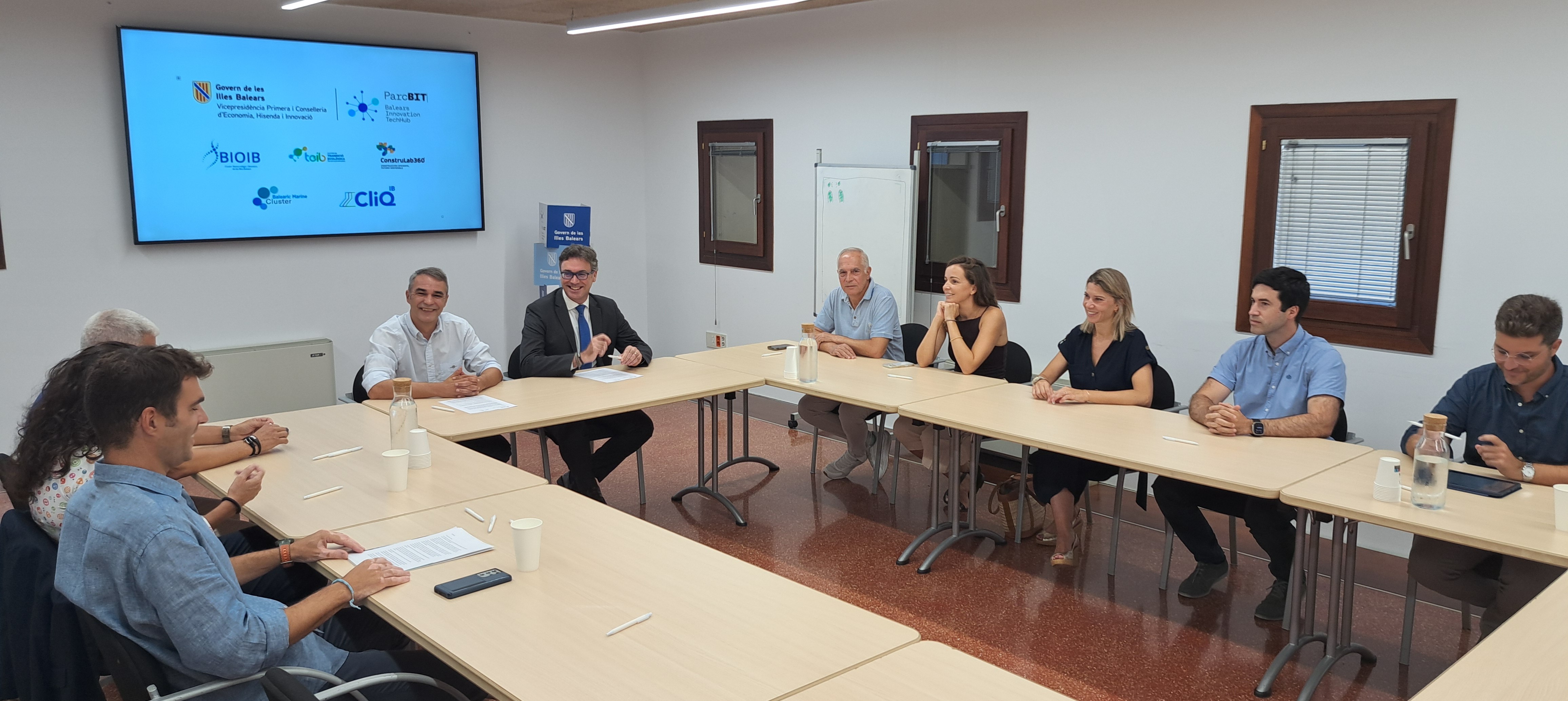 El vicepresident primer i conseller d'Economia, Hisenda i Innovació, Antoni Costa, s'ha reunit amb els clústers.