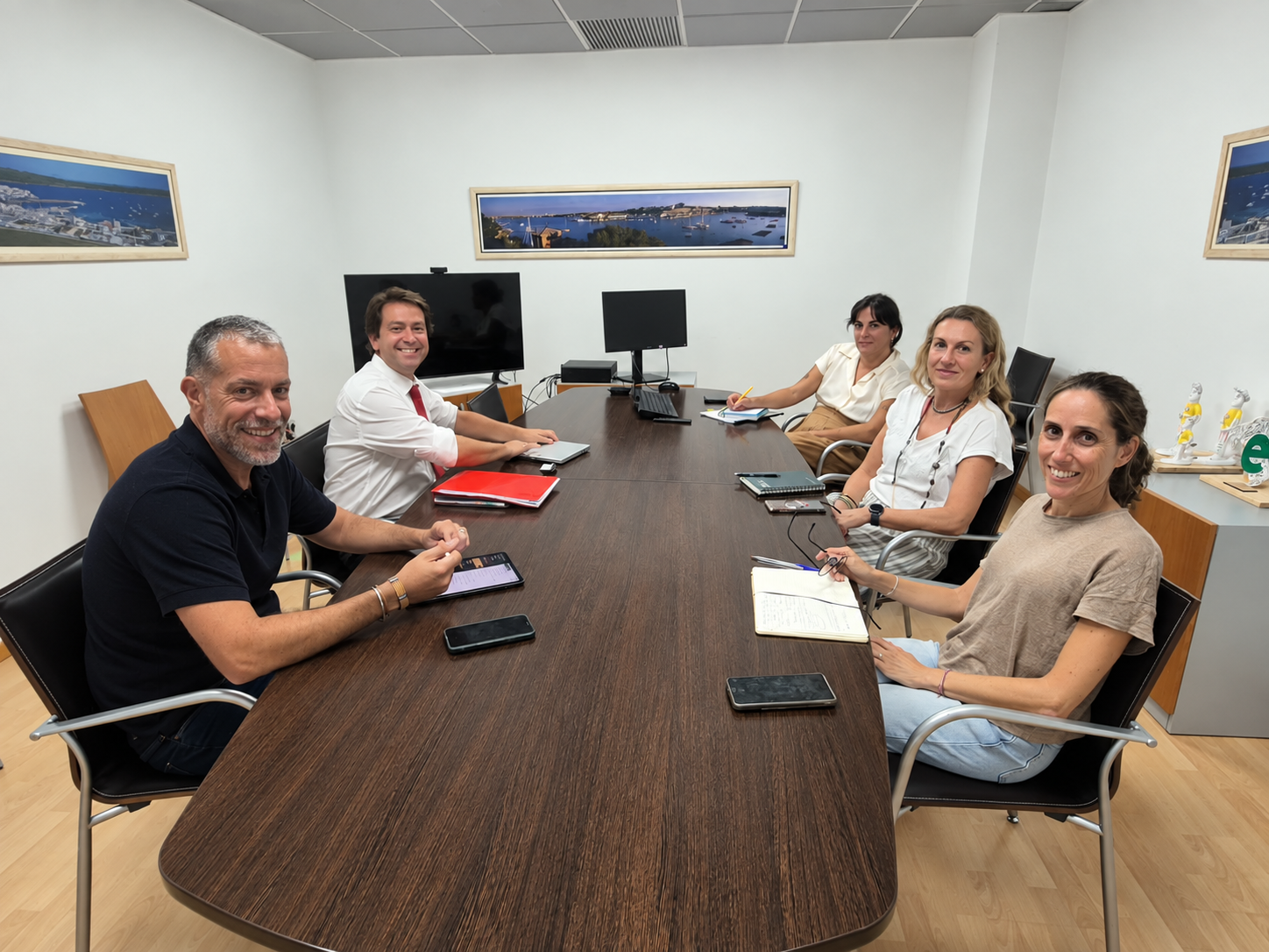 Imatge de la reunió del director general d’Indústria i Polígons Industrials, Alfons Gómez, amb la consultora INFYDE, que té l’encomana de la redacció del nou Pla Director de la Indústria.