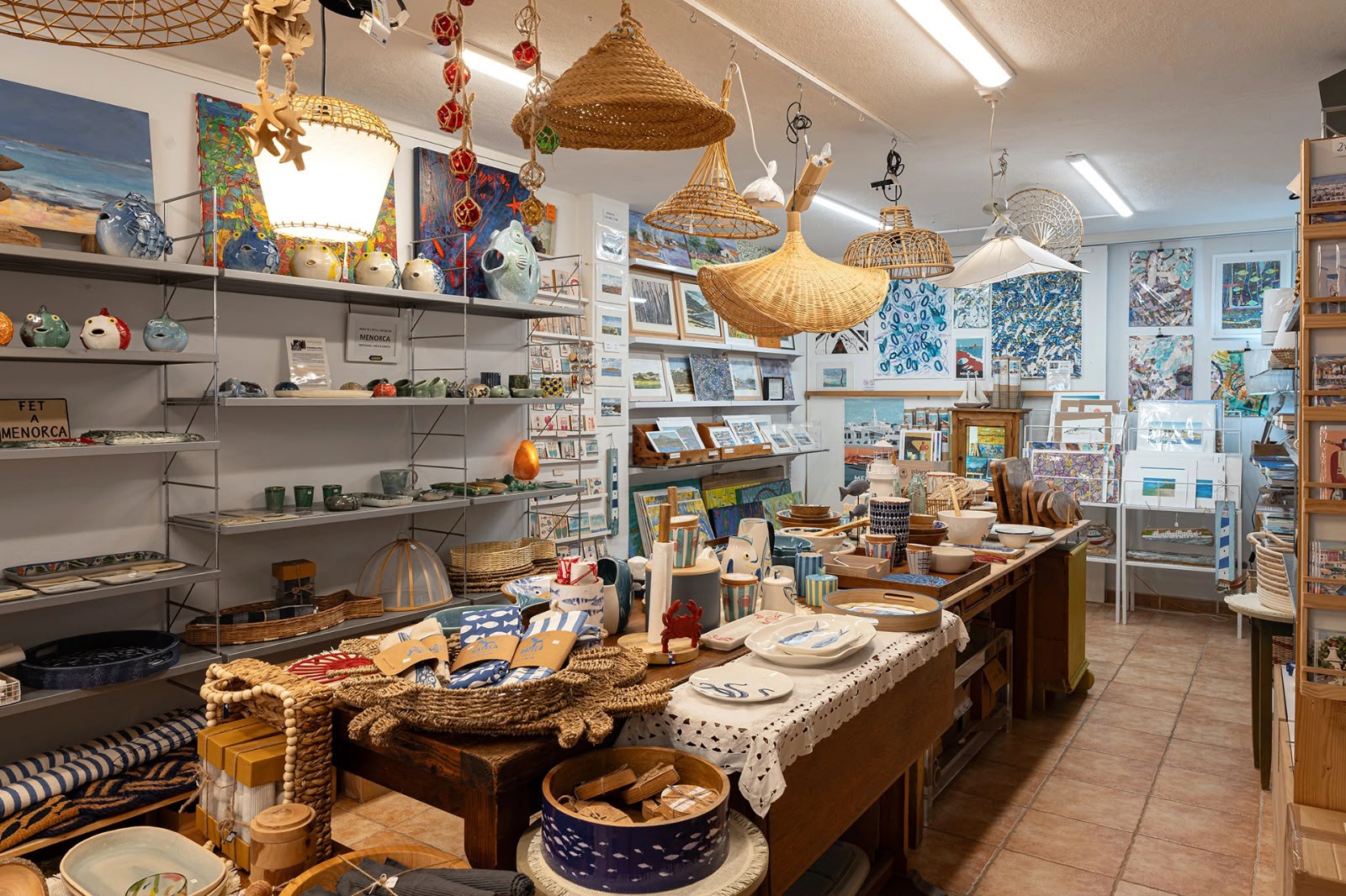 Interior d'un comerç local. 