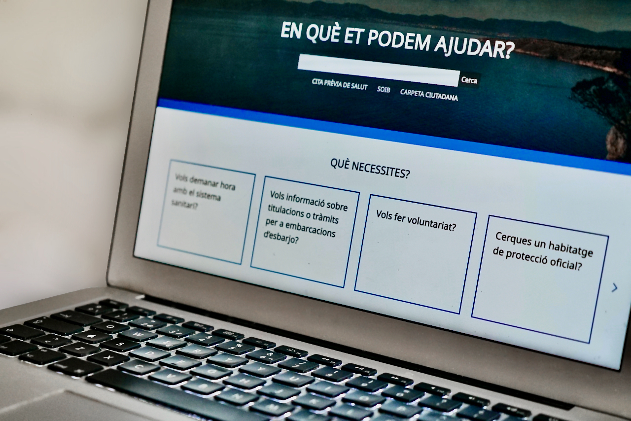 Un ordinador mostra el portal web de la Comunitat Autònoma de les Illes Balears.