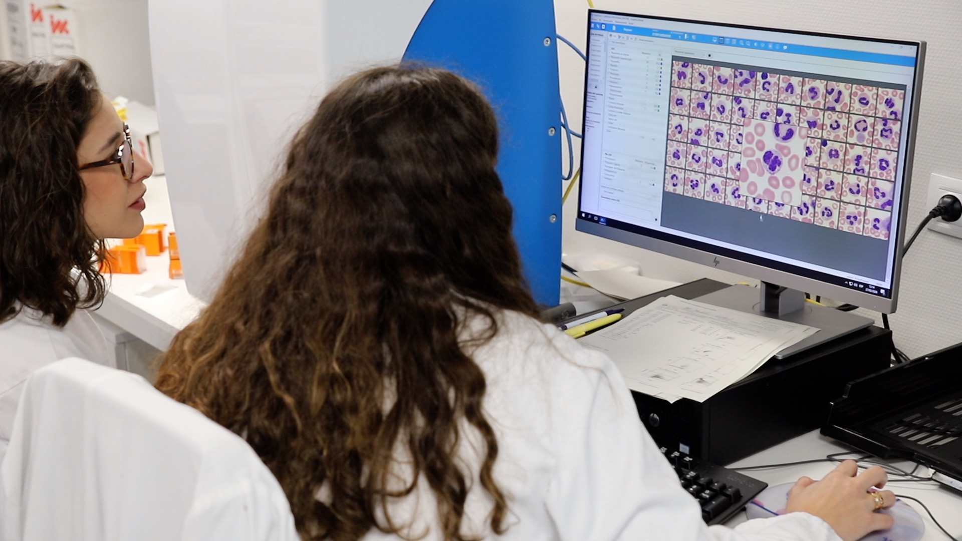 Dues metgesses observen el resultat d'unes proves