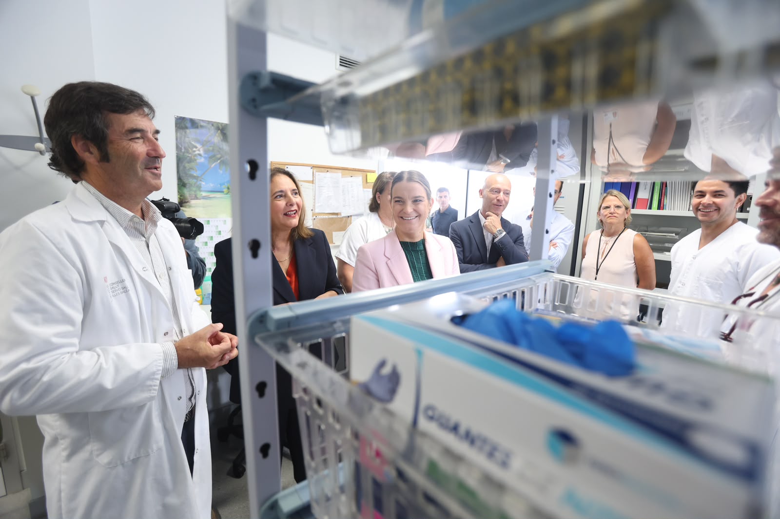 Durant la visita, la consellera ha anunciat la creació de la nova unitat d’hospitalització a domicili de Menorca