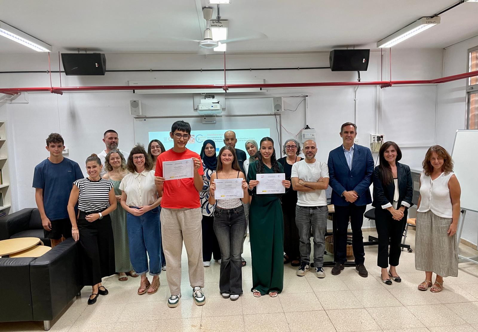 Kaoutar Rabhi, de l’IES Josep Sureda i Blanes, i Eva Tortajada, de l’IES Son Rullan, reconegudes pels treballs desenvolupats durant la seva estada formativa en grups de recerca de l’IdISBa
