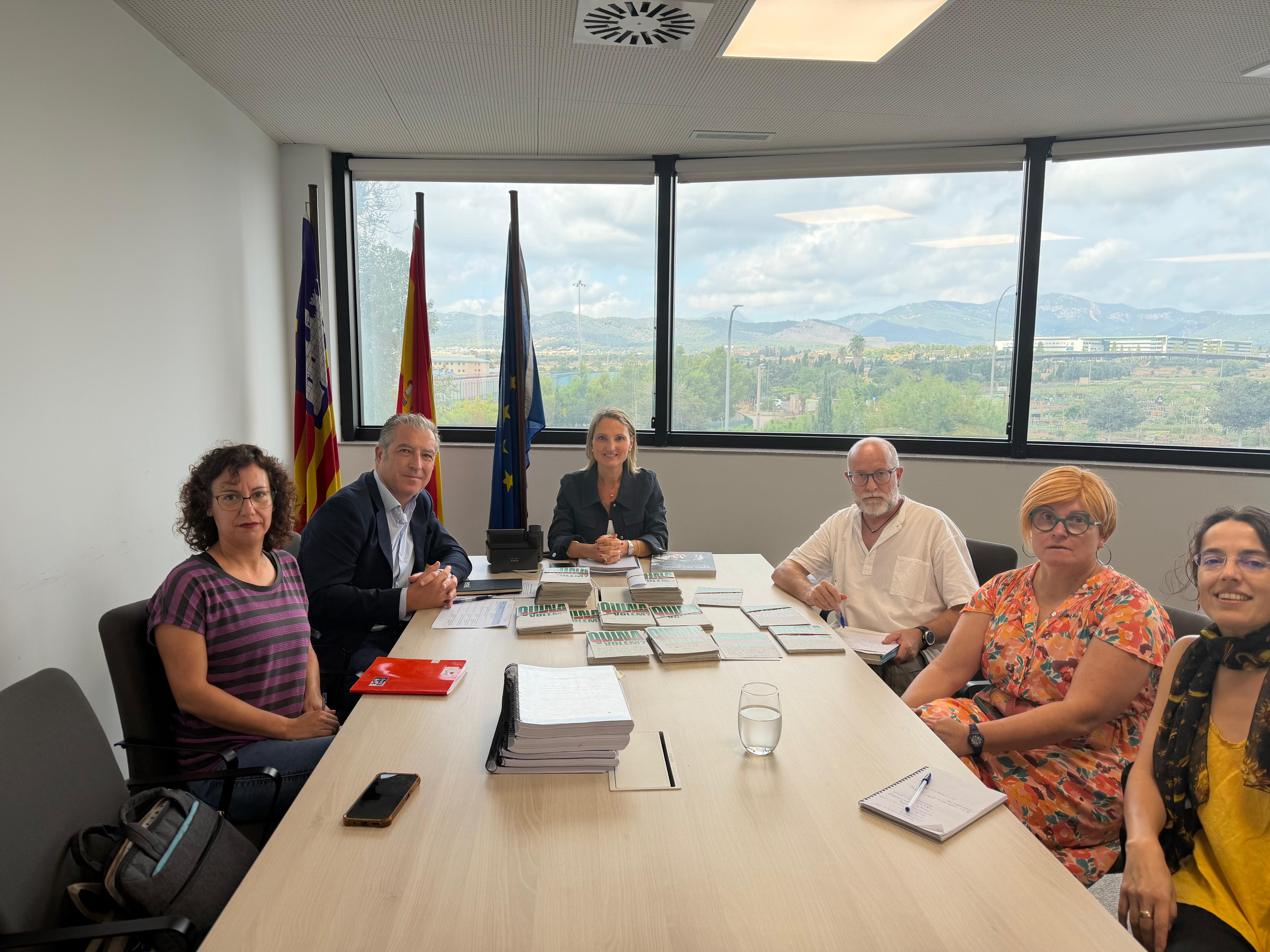 La consellera Cabrer, amb els representants del GOB i de Terraferida