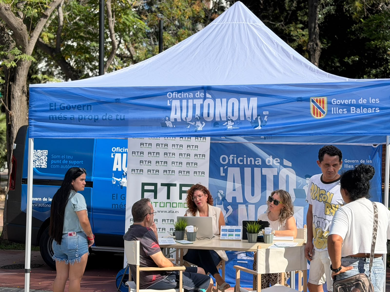 La carpa de l'oficina de l'autònom amb treballadors i ciutadans. 