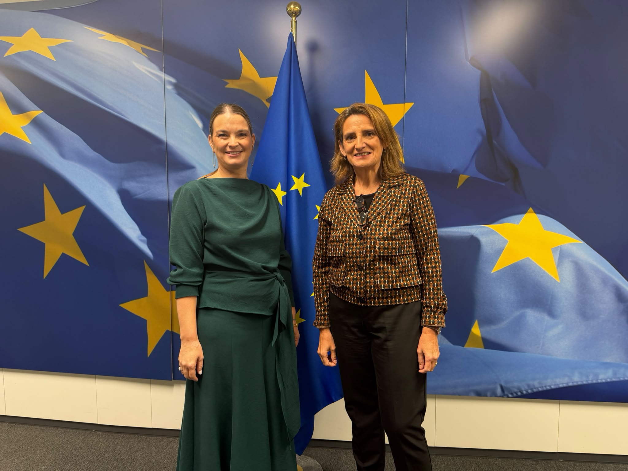La presidenta Marga Prohens amb la vicepresidenta primera de la Comissió Europea i comissària per a la Transició Neta, Justa i Competitiva, Teresa Ribera.