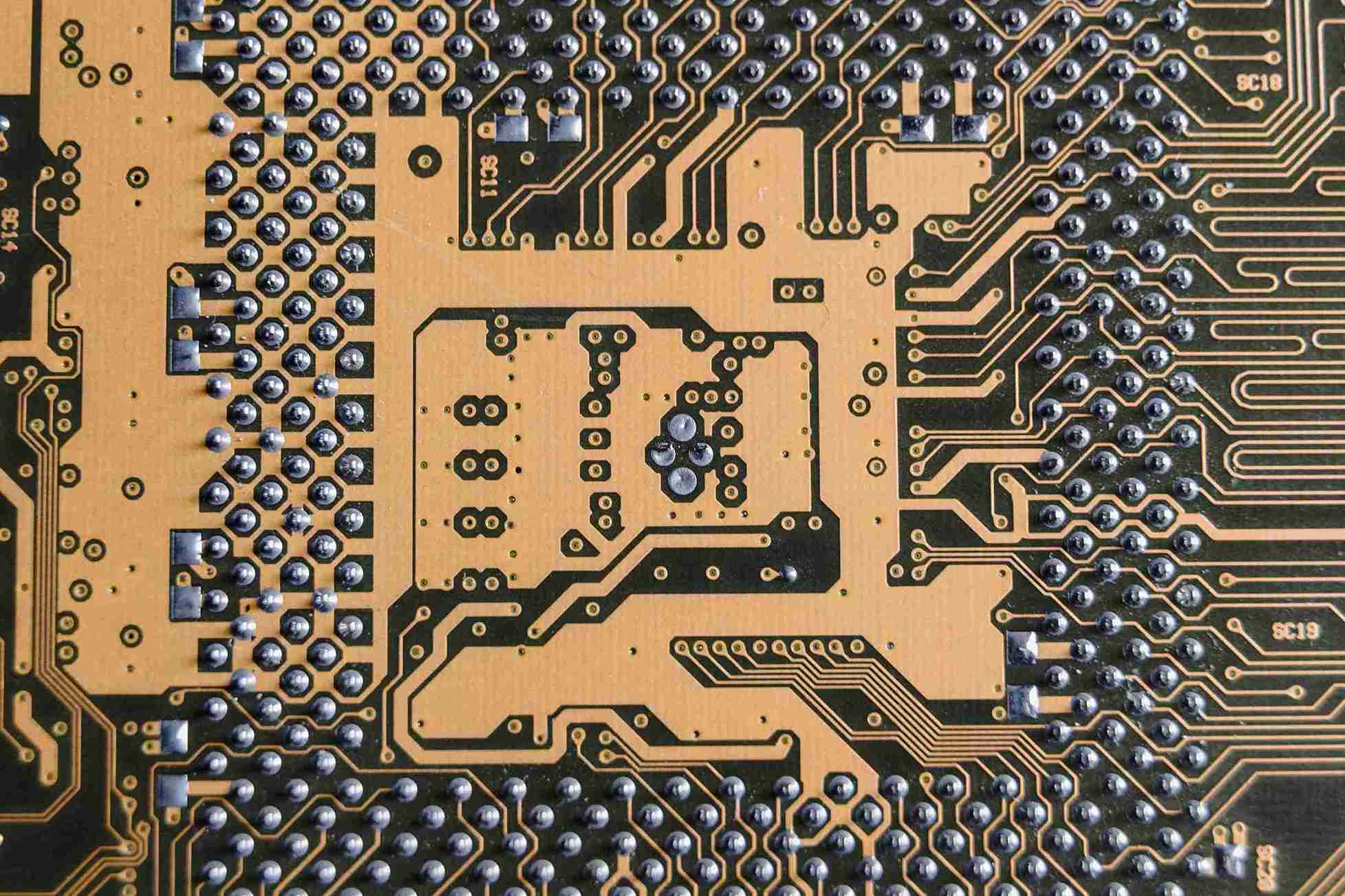 DISSENY I FABRICACIÓ DE PCB