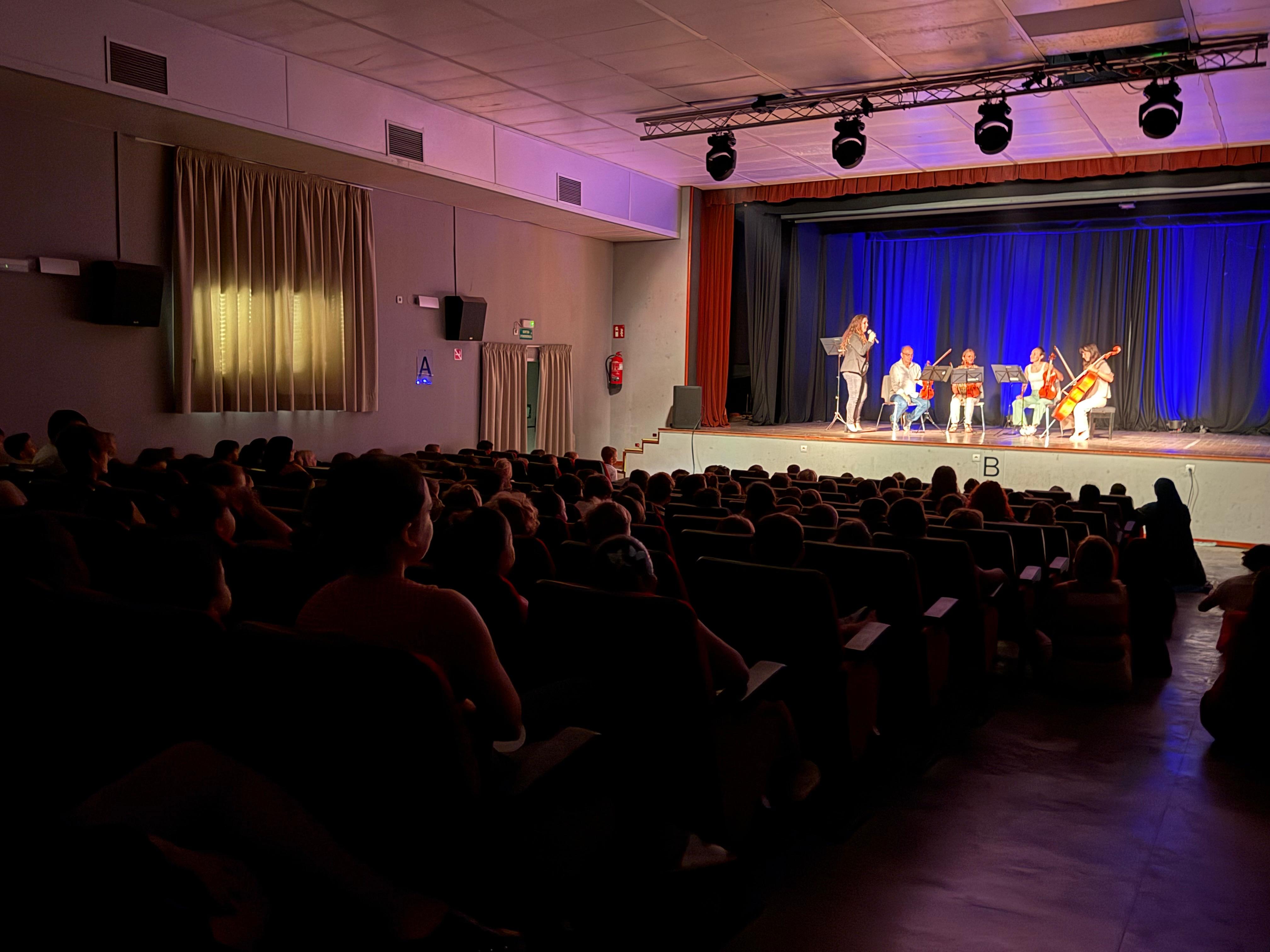 Un grup de músics a un teatre