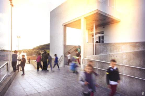 Niños en la puerta de un colegio