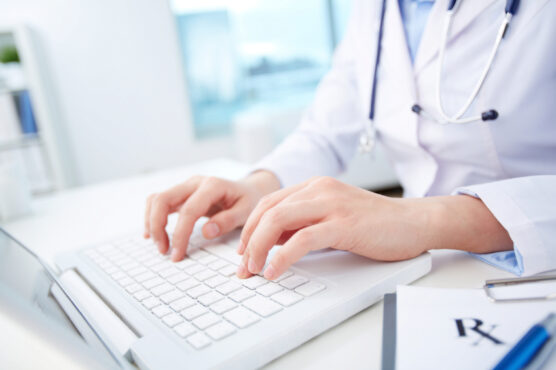 Profesional escribe en ordenador