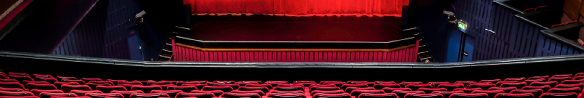 escenario y sillas de un teatro