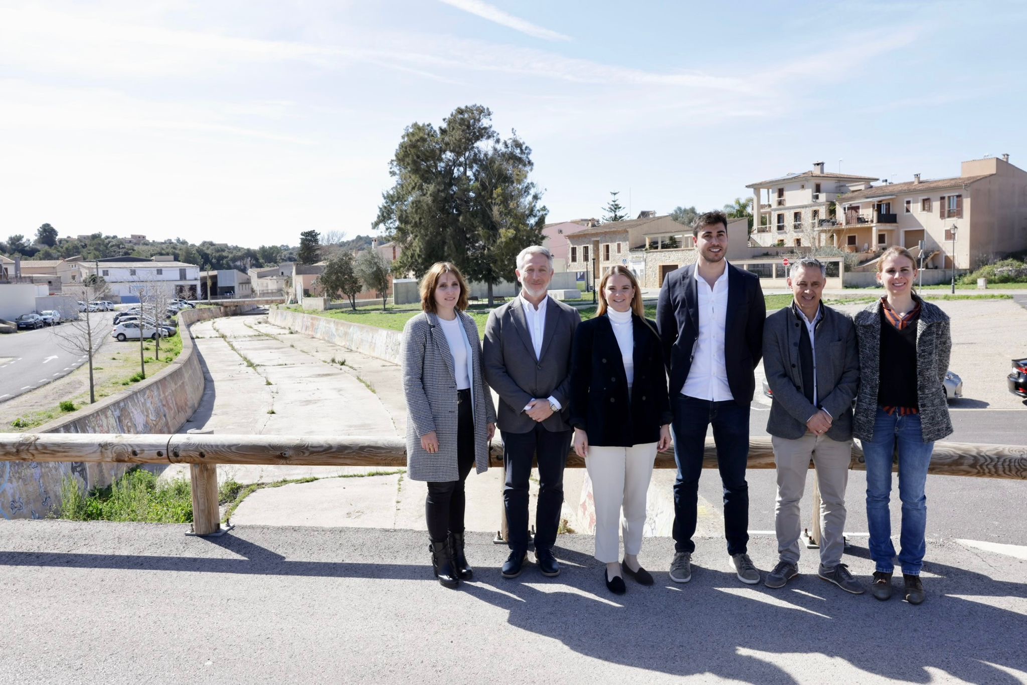 La presidenta del Govern, el batle de Sant Llorenç des Cardassar i altres autoritats, en la presentació del projecte de millora dels torrents del municipi