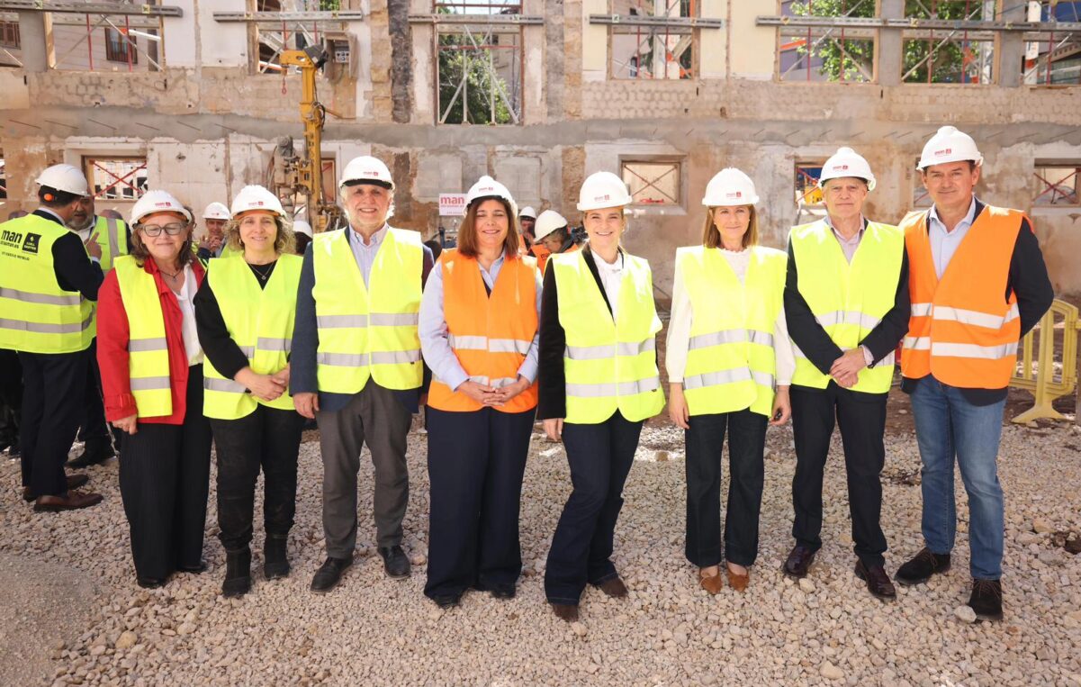 Fotografia oficial de la posada de la primera pedra de les obres de rehabilitació (15/04/2026)